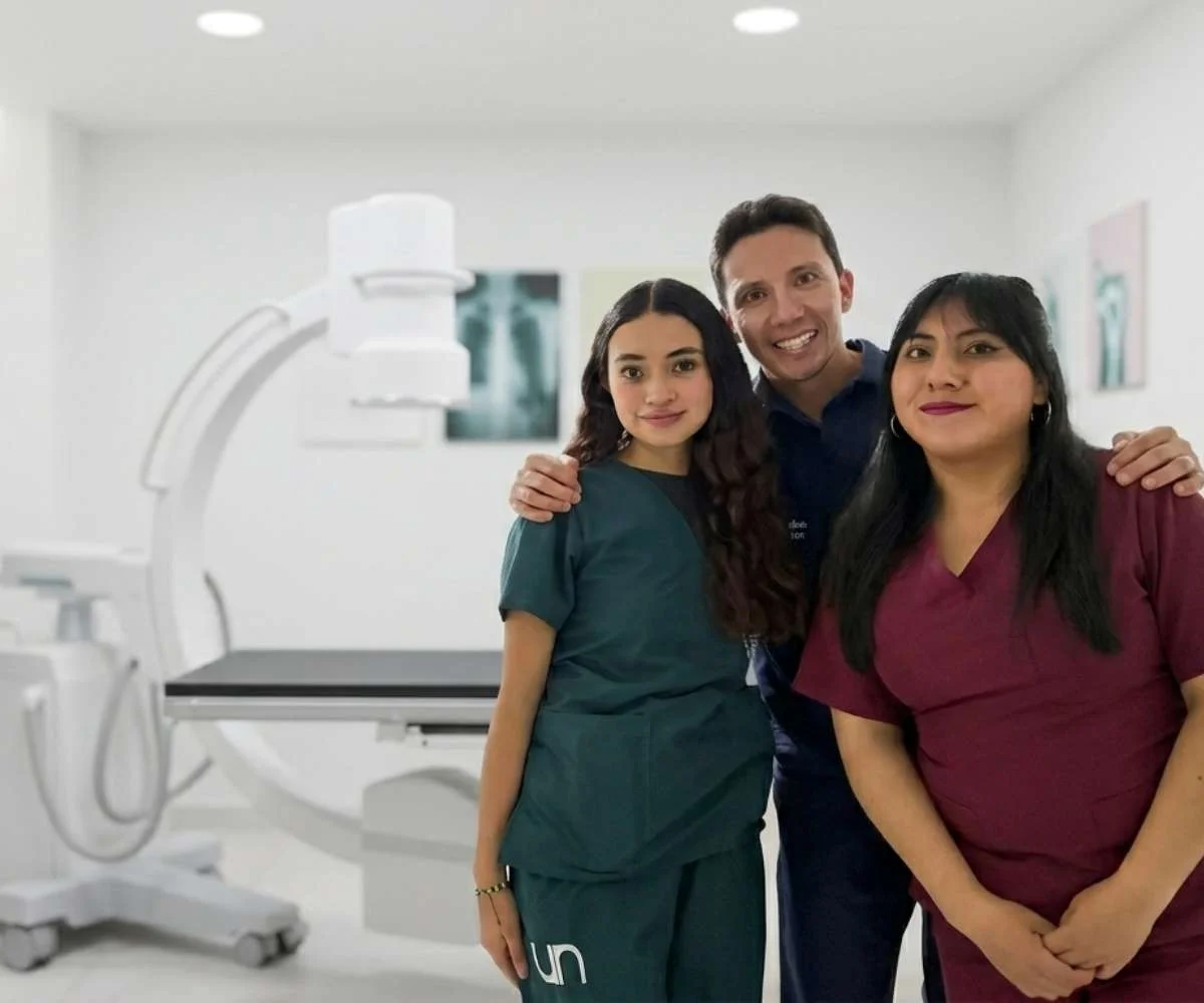 equipo de diagnóstico por imagen veterinario realizando ecografía a mascota en clínica en Bogotá