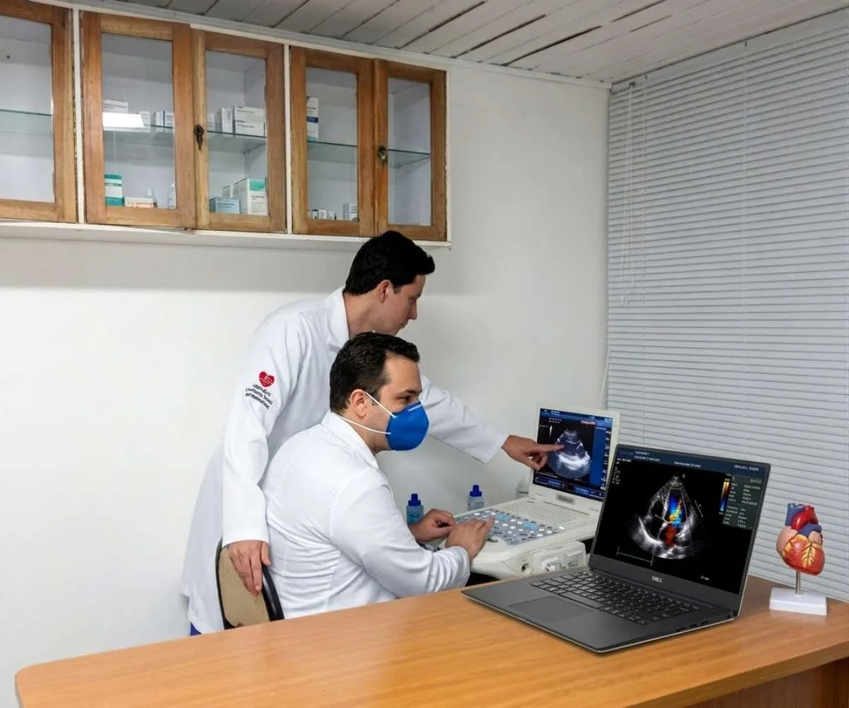 ecocardiografia-cardiologia-veterinaria-bogota veterinarios realizando ecocardiografia en servicio de cardiologia veterinaria en bogota