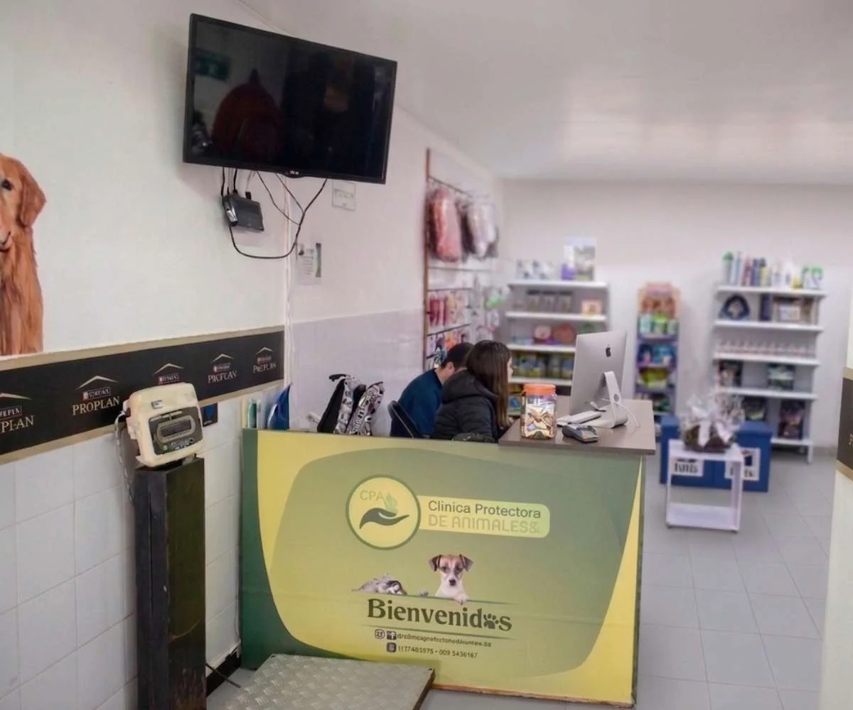 Recepción de la Clínica Protectora de Animales en Bogotá con atención al cliente y área de productos veterinarios