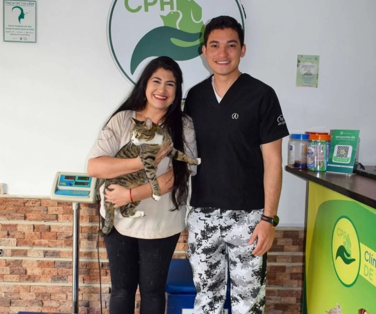 doctor y usuaria clinica veterinaria modelia bogota cpa